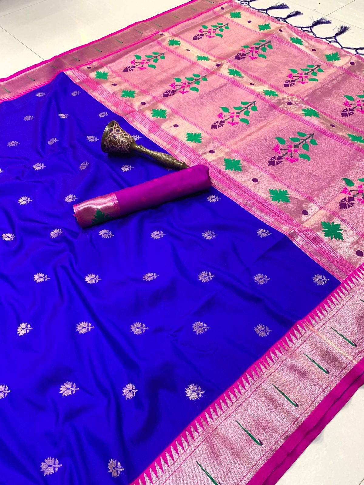 Muniya Contrast Border + Flower Butti Semi Silk Paithani