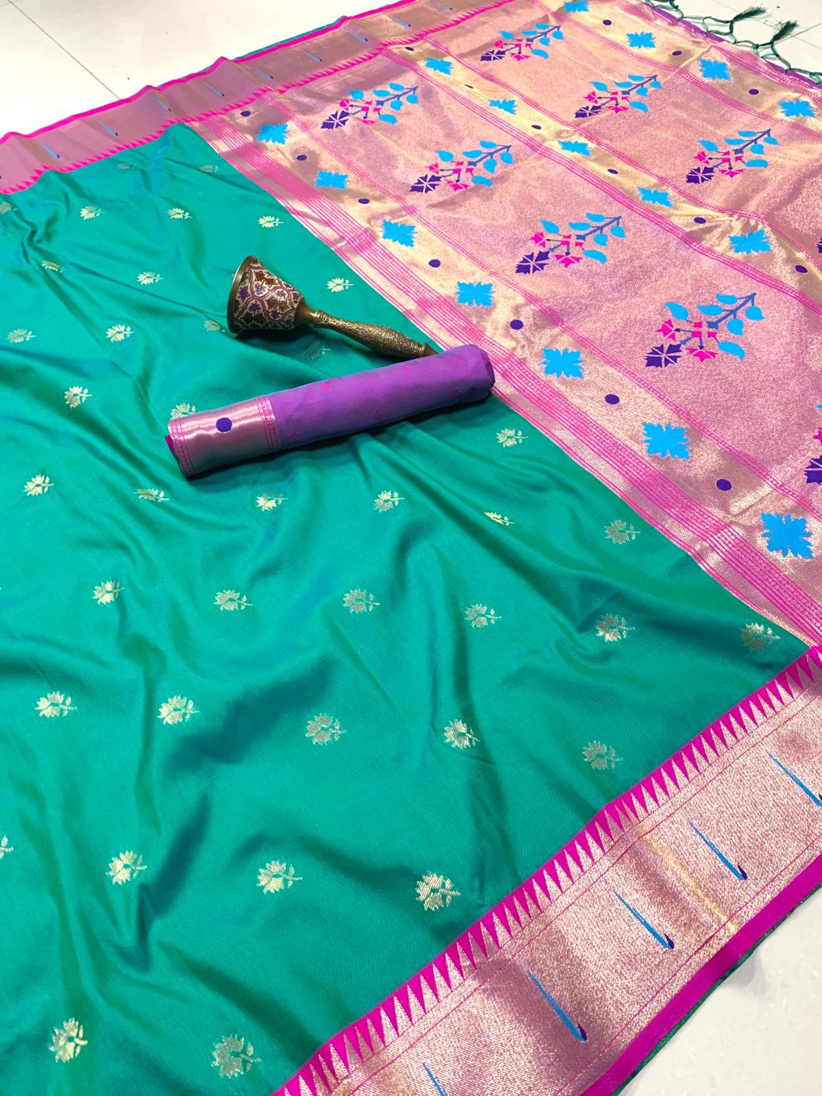 Muniya Contrast Border + Flower Butti Semi Silk Paithani