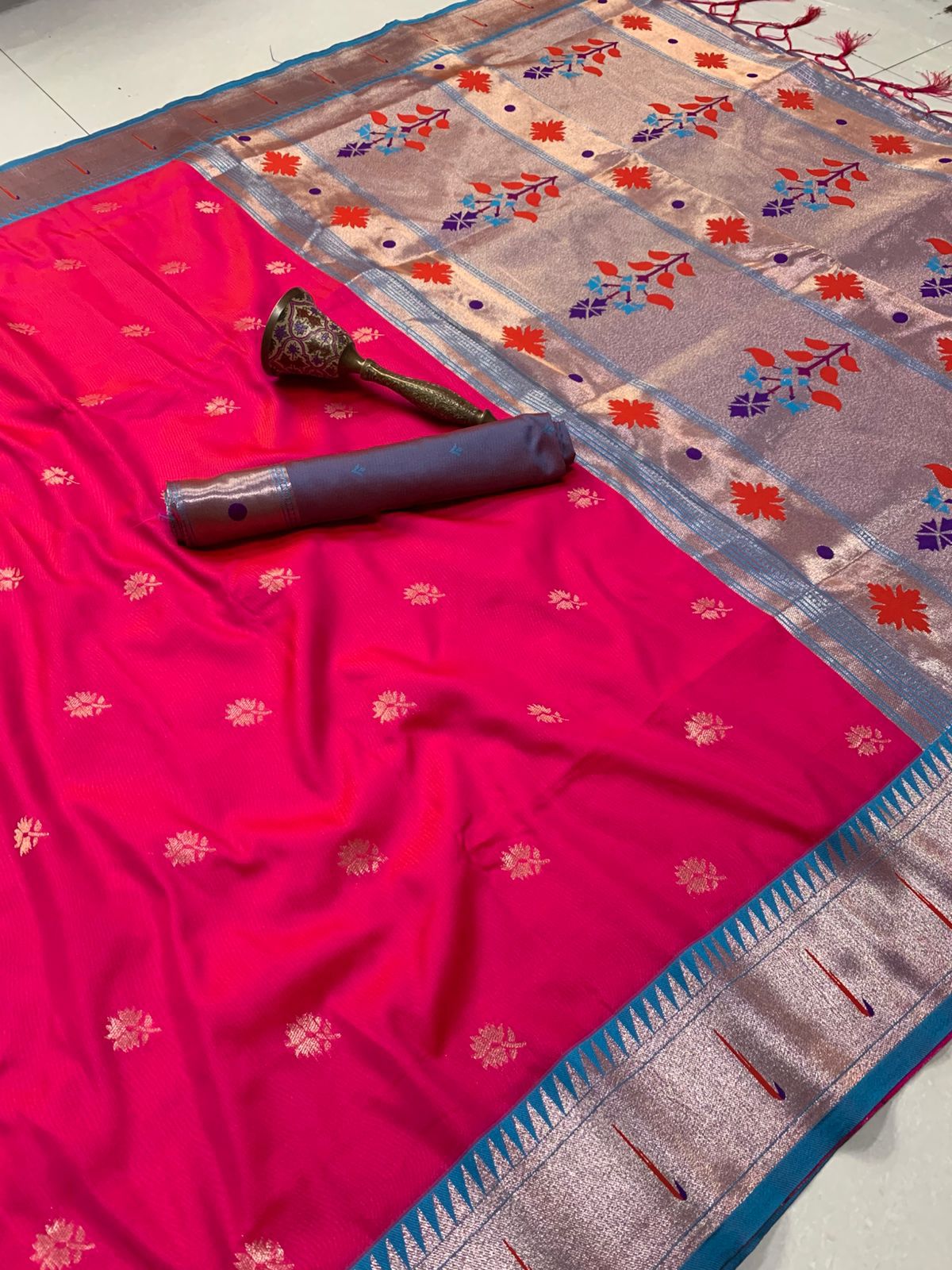 Muniya Contrast Border + Flower Butti Semi Silk Paithani