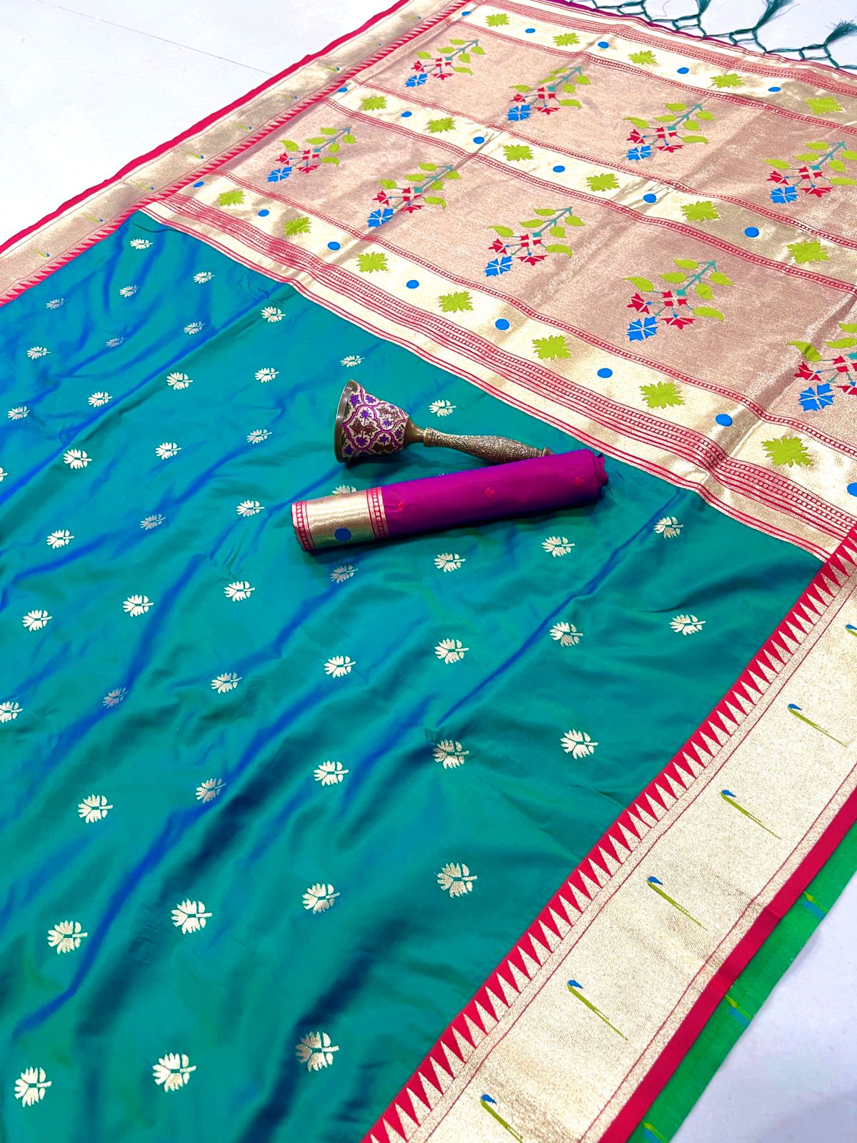 Muniya Contrast Border + Flower Butti Semi Silk Paithani