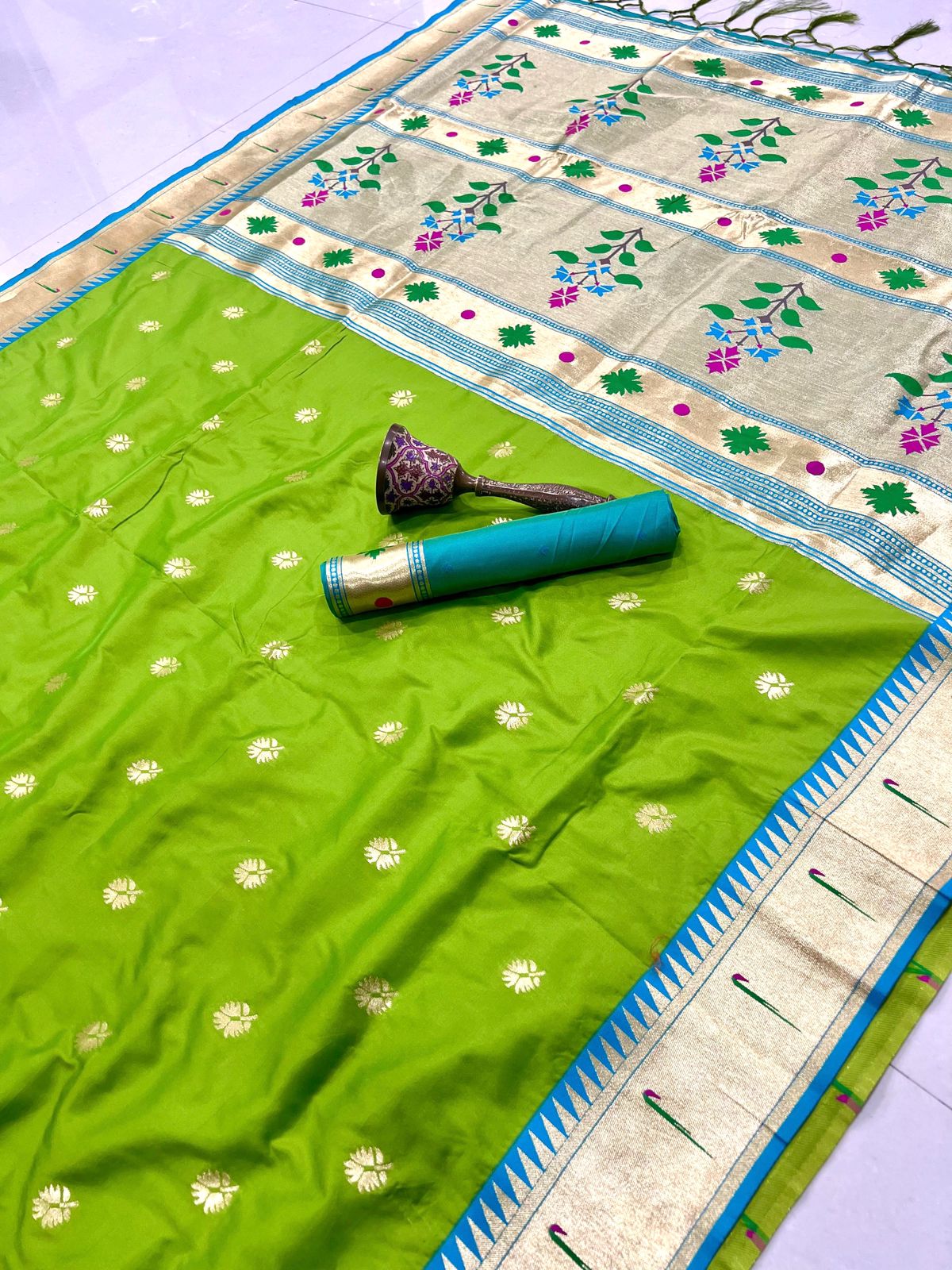 Muniya Contrast Border + Flower Butti Semi Silk Paithani
